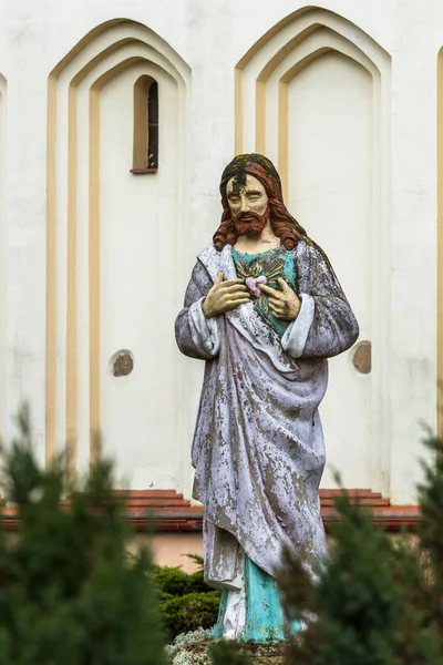 Estatua Jesús Cerca Antigua Iglesia — Foto de Stock