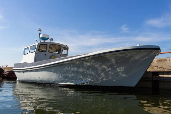 Gündüz vakti deniz limanında tekne