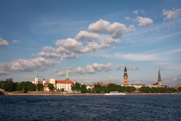 Nehir kıyısındaki tarihi şehir