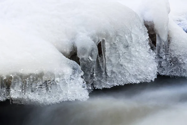 Liten Flod Med Vinterskogen — Stockfoto