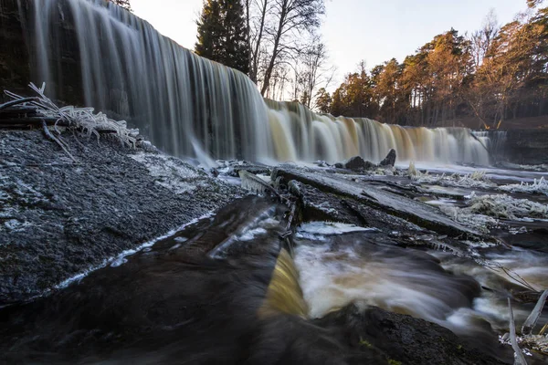 Kış mevsiminde güzel şelale