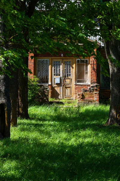 Tuğla evin yanındaki yeşil bahçe