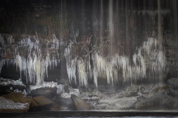 冬季美丽的瀑布 — 图库照片