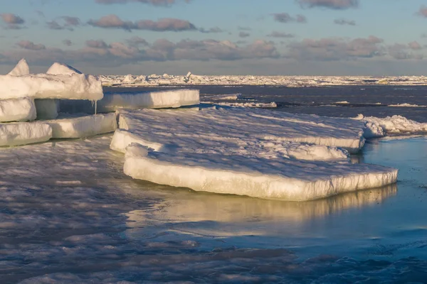 Zeekust Met Ijs Het Winterseizoen — Stockfoto