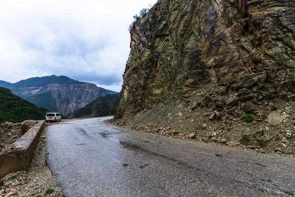 Araba gündüz vakti dağlarda yol kenarında.