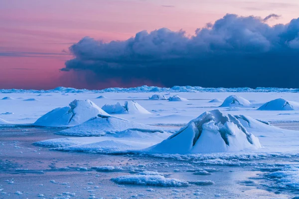 kış sezonu karlı manzara  