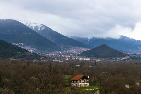 Yunanistan 'ın Epirus, Tzoumerka, Karpenisi ve Zagorihori kentlerindeki dağ manzaraları