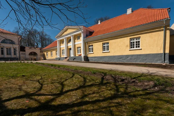 Historisk Byggnad Med Gård Lettland — Stockfoto