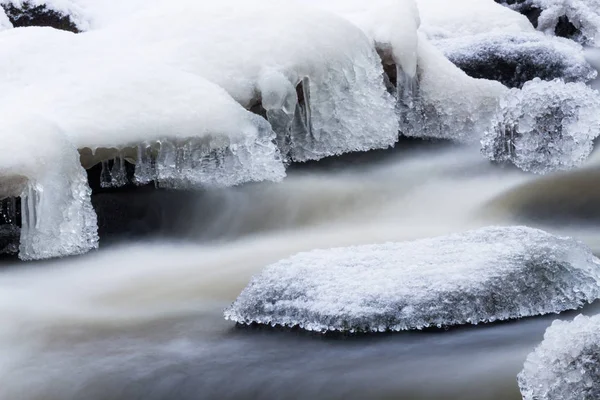 Liten Flod Med Vinterskogen — Stockfoto