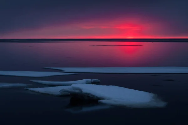 凍った湖に沈む夕日 — ストック写真