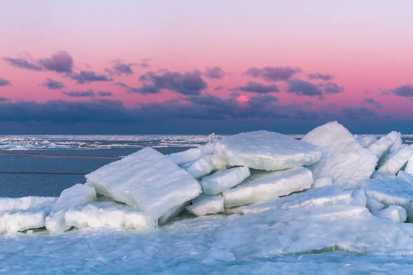 Costa Del Mare Con Ghiaccio Nella Stagione Invernale — Foto Stock