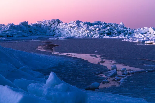 Costa Del Mare Con Ghiaccio Nella Stagione Invernale — Foto Stock