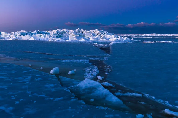 冬季结冰的海岸 — 图库照片