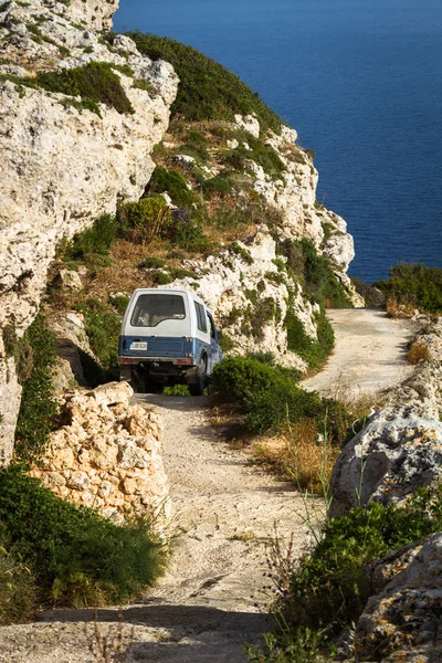 マルタ島の道路での車 — ストック写真