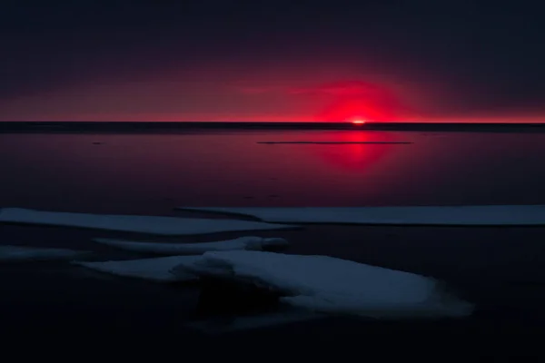 结冰的湖日落 — 图库照片