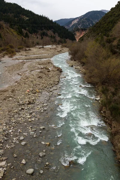 Bulutlu bir günde dağ nehri