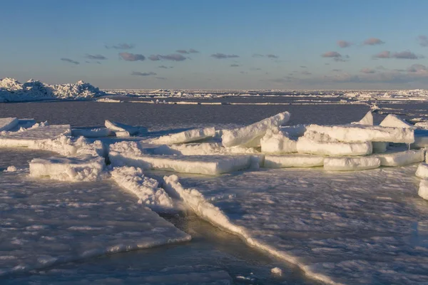 Costa Del Mare Con Ghiaccio Nella Stagione Invernale — Foto Stock