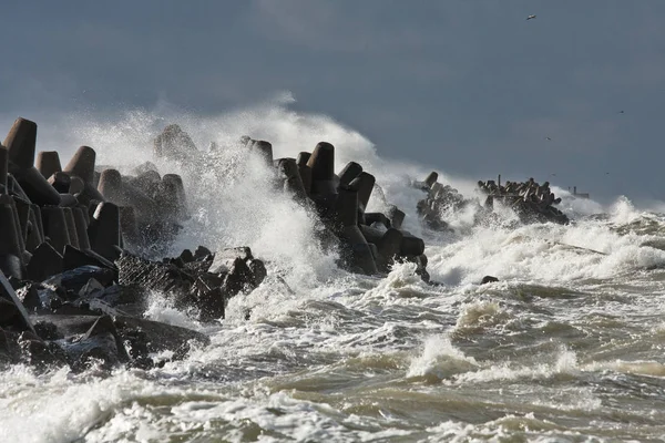 Costa Mar Com Ondas Quebra Mares — Fotografia de Stock