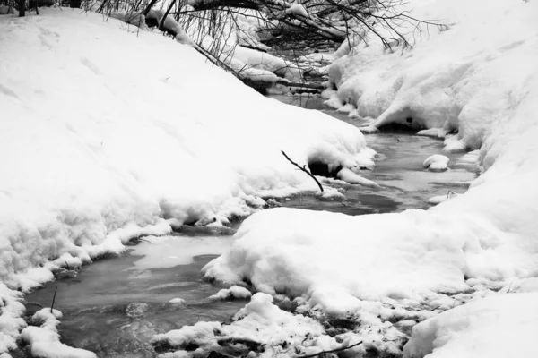 Замерзшая Вода Зимнем Пейзаже — стоковое фото