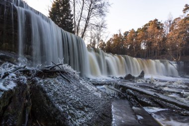 Kış mevsiminde güzel şelale
