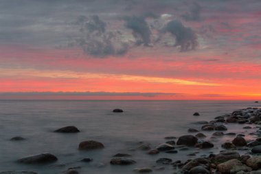 Sahilde güzel gün batımı.