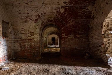 Terk edilmiş eski tuğla binanın içinde.