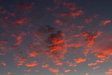 Turuncu bulutlu gökyüzü günbatımı