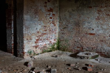 Terk edilmiş eski tuğla binanın içinde.