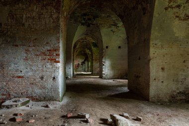 Terk edilmiş eski tuğla binanın içinde.