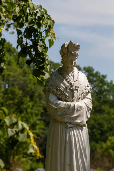 Monumento Cristiano Umano Nel Cortile Verde — Foto Stock