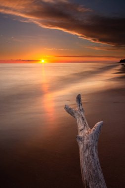 Gün batımında deniz kıyısında