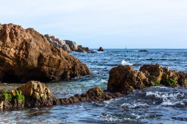 Akdeniz kayalık deniz kıyısı 