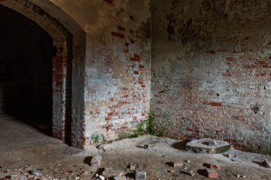 Terk edilmiş eski tuğla binanın içinde.