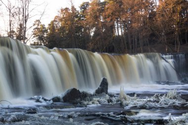 Kış mevsiminde güzel şelale