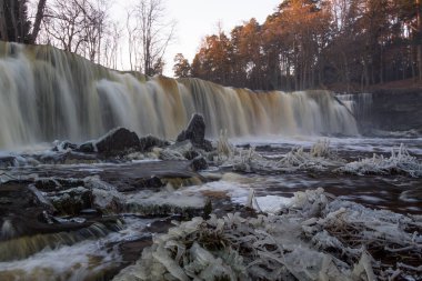 Kış mevsiminde güzel şelale