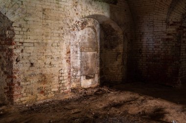 Terk edilmiş eski tuğla binanın içinde.