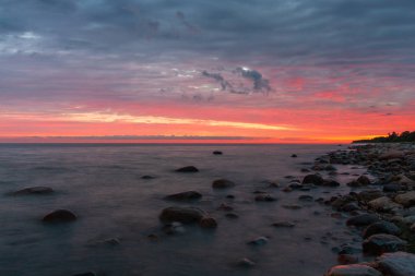 Sahilde güzel gün batımı.