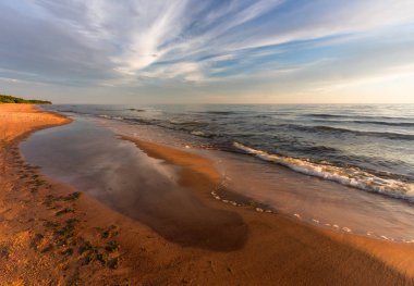 Kumlu sahil gündüz vakti