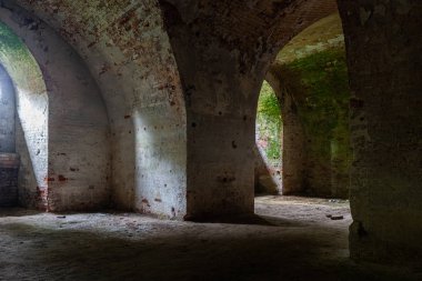 Terk edilmiş eski tuğla binanın içinde.