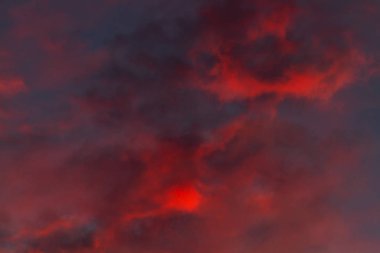 Turuncu bulutlu gökyüzü günbatımı