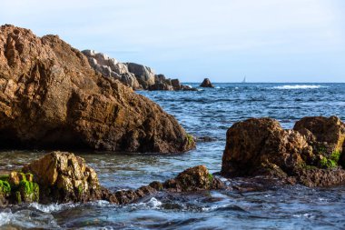 Akdeniz kayalık deniz kıyısı 