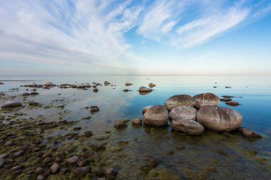 Taş deniz kıyısında gündüz vakti