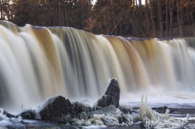 Kış mevsiminde güzel şelale