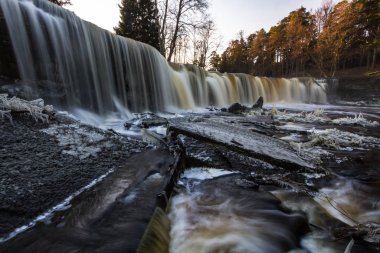 Kış mevsiminde güzel şelale