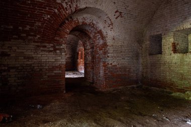 Terk edilmiş eski tuğla binanın içinde.