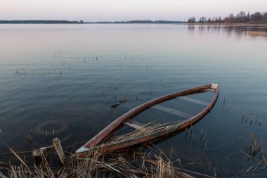 Nehir kıyısındaki eski ahşap tekne