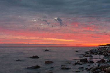 gün batımında denize.