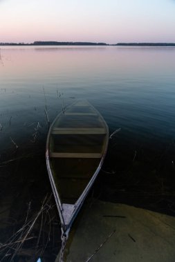 Nehir kıyısındaki eski ahşap tekne