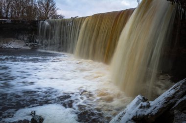 Kış mevsiminde güzel şelale