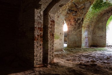 Terk edilmiş eski tuğla binanın içinde.
